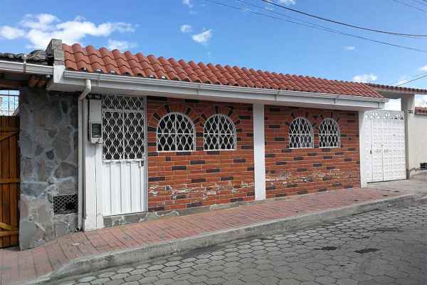 HERMOSA CASA EN VENTA EN SECTOR CENTRAL DE YARUQUI, QUITO