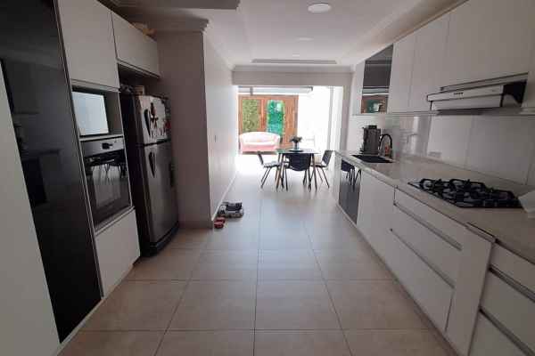 HERMOSA CASA REMODELADA CON ACABADOS DE LUJO SECTOR NARANCAY