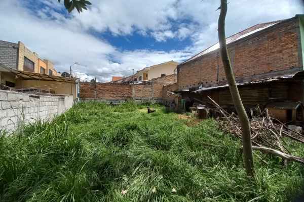 AMPLIO TERRENO CON CASA DE TRES PISOS SECTOR EL CEBOLLAR