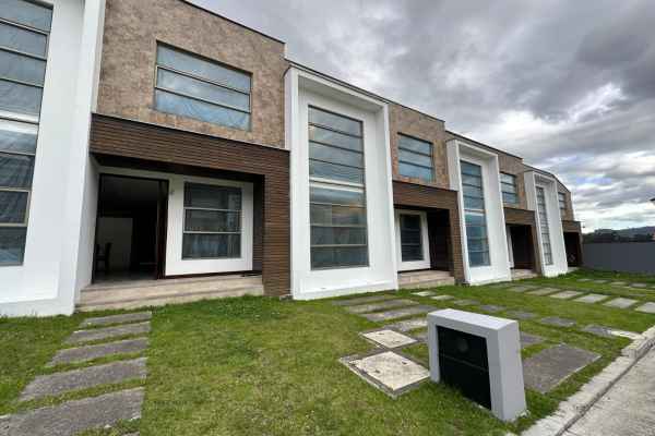 VENDO CASA DENTRO DE URBANIZACION EN CUENCA SECTOR CEREZOS