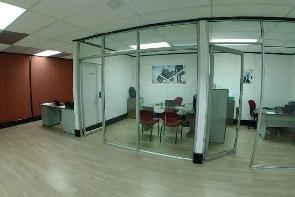 SE RENTA AMPLIO CONJUNTO DE OFICINAS EN EXCELENTE SECTOR