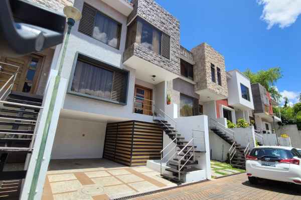 EN VENTA HERMOSA CASA AL NORTE DE CUENCA EN CONDOMINIO