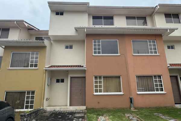 EN VENTA UNA HERMOSA CASA POR EL SECTOR LOS CEREZOS