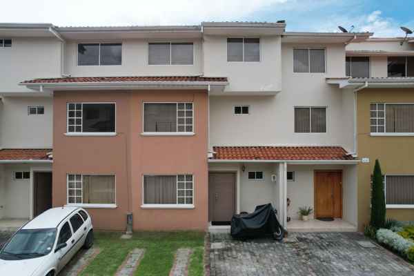 EN VENTA UNA HERMOSA CASA POR EL SECTOR LOS CEREZOS