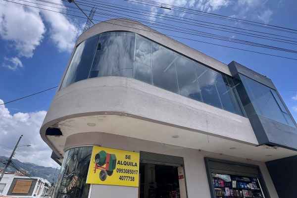 Se renta amplio local en planta baja sobre avenida principal