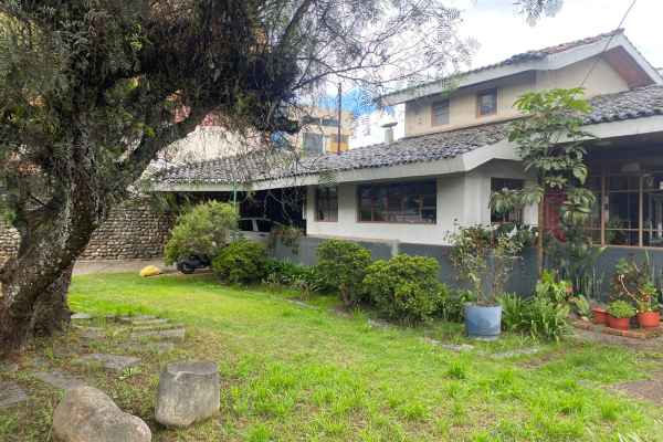 SE VENDE CASA DE DOS PISOS CON LOCAL COMERCIAL RENTABLE.