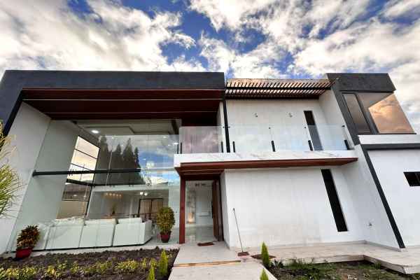 CASA DE LUJO EN VENTA EN CAPULISPAMBA, RODEADA DE NATURALEZA