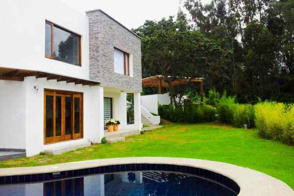 CASA EN VENTA EN QUITO - UBICADA EN PRADOS DE TANDA CUMBAYA