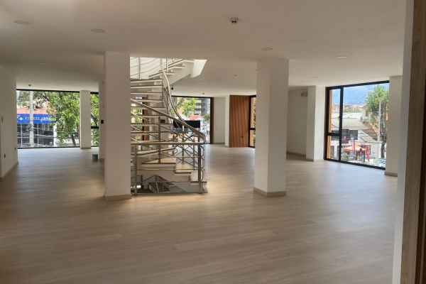 SE RENTA LUJOSAS OFICINAS EN SECTOR EXCLUSIVO ESTADIO CUENCA