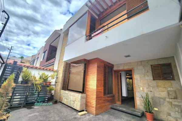 VENDO AMPLIA Y HERMOSA CASA EN CUENCA, SECTOR RÍO SOL