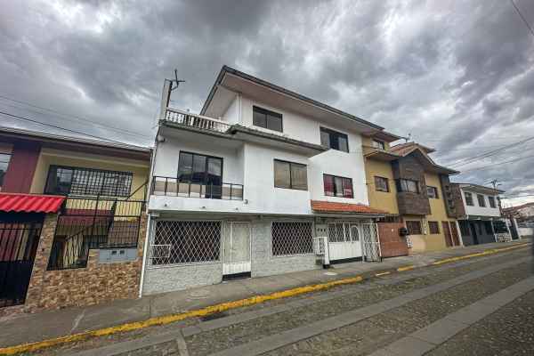 CASA COMERCIAL CON 3 DEPARTAMENTOS EN SECTOR UNCOVÍA