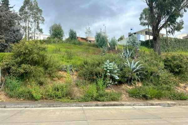 VENDO TERRENO EN SECTOR COLINAS DE CHALLUABAMBA EN CUENCA