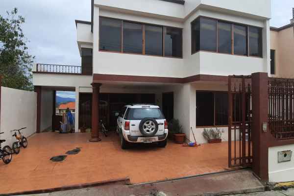 VENTA DE CASA COMERCIAL EN LA CIUDAD AZOGUES CON BUENA