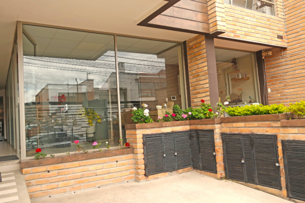 VENTA LOCAL COMERCIAL EN CUENCA POR PUERTAS DEL SOL